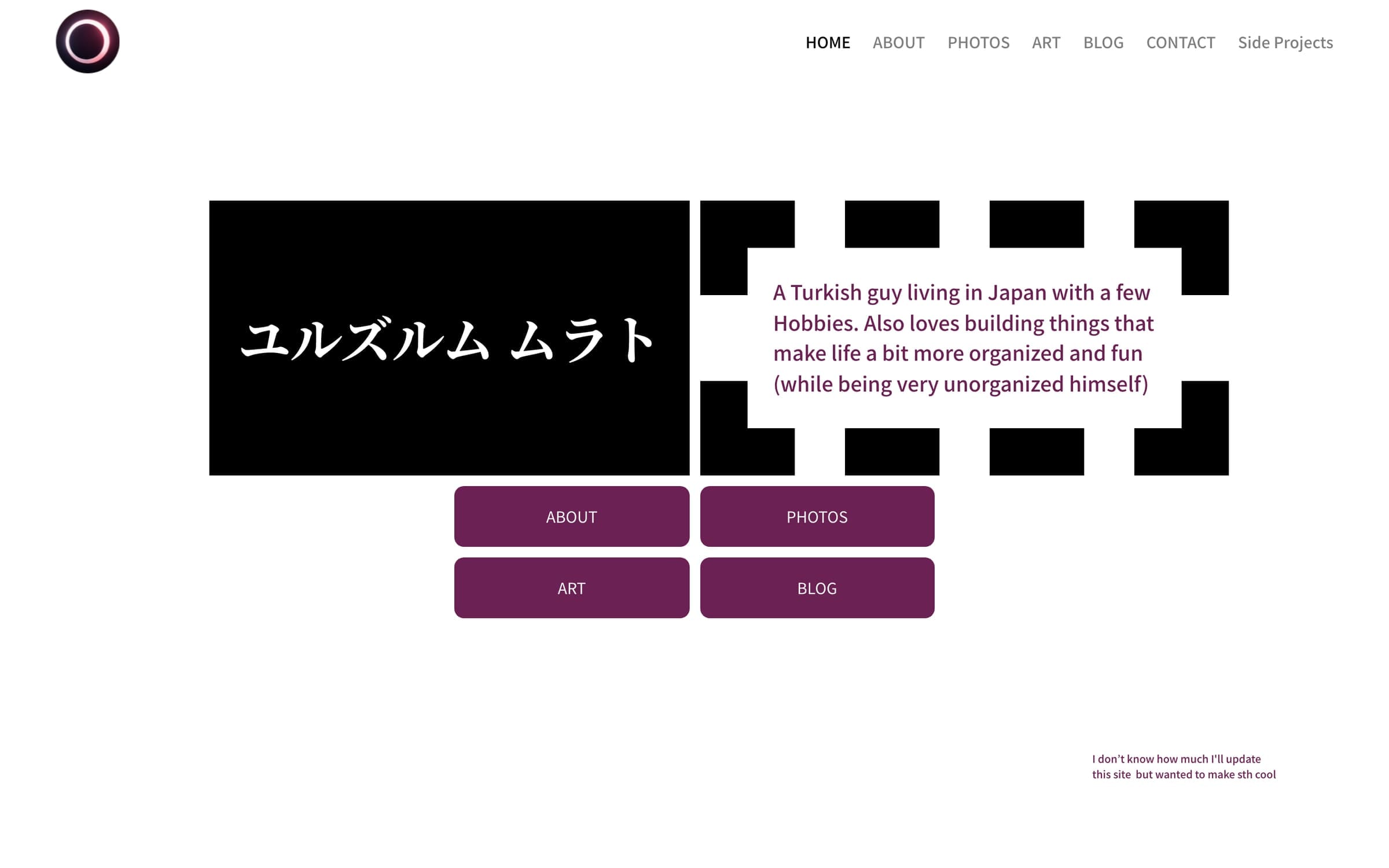 以前のSquarespaceホームページ:黒い名前パネル、角括弧で囲まれたタグライン、4つの紫色のボタン